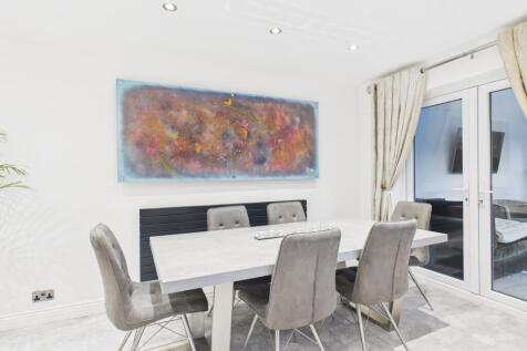 CAM03729G0-PR0181-STILL026