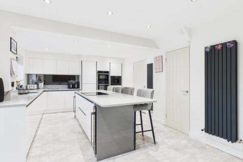 CAM03729G0-PR0181-STILL020