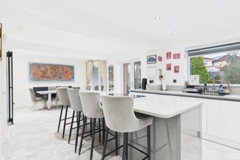 CAM03729G0-PR0181-STILL025