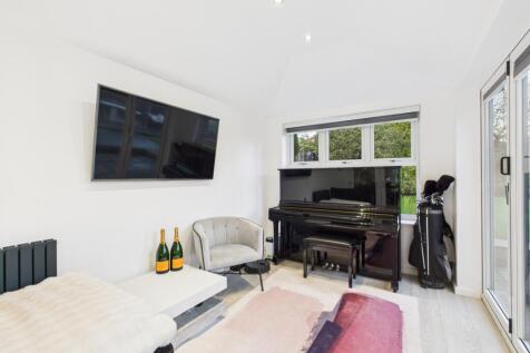 CAM03729G0-PR0181-STILL018