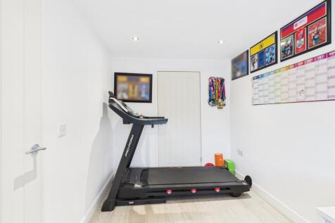 CAM03729G0-PR0181-STILL030