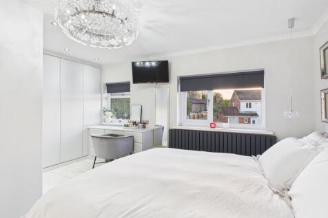 CAM03729G0-PR0181-STILL015