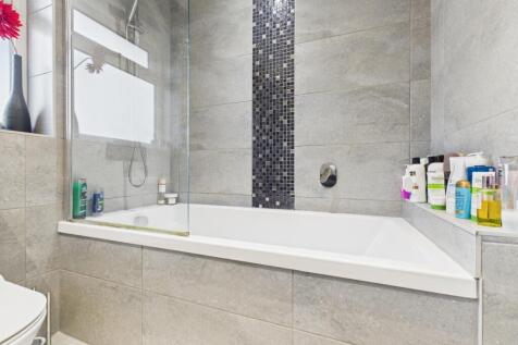 CAM03729G0-PR0181-STILL006