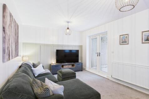 CAM03729G0-PR0184-STILL006