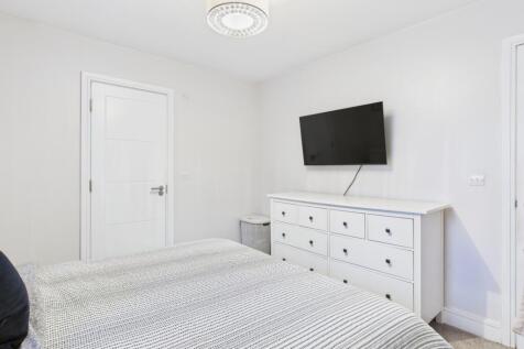 CAM03729G0-PR0184-STILL011