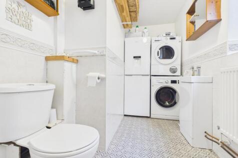 CAM03729G0-PR0185-STILL008