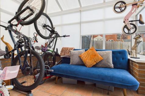 CAM03729G0-PR0185-STILL010