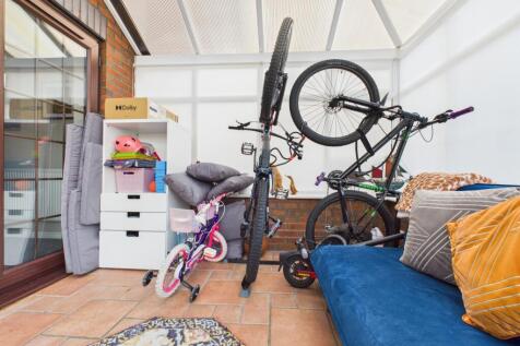 CAM03729G0-PR0185-STILL011