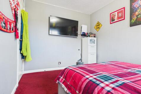 CAM03729G0-PR0185-STILL024