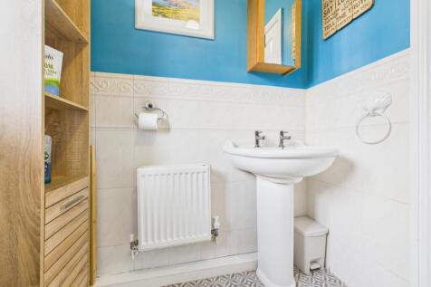 CAM03729G0-PR0185-STILL029