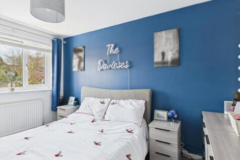 CAM03729G0-PR0186-STILL001