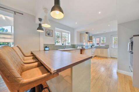 1385344-22-692986934598f-ARW-1