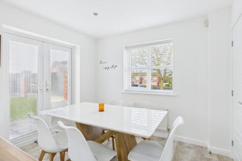 CAM03729G0-PR0193-STILL024