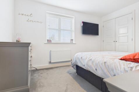 CAM03729G0-PR0193-STILL011 (1)