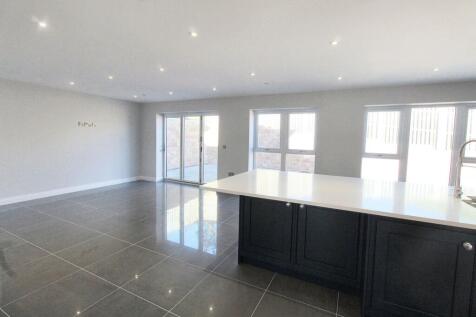KITCHEN/FAMILY ROOM