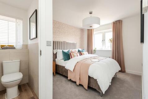 Spacious main bedroom, with en-suite shower room