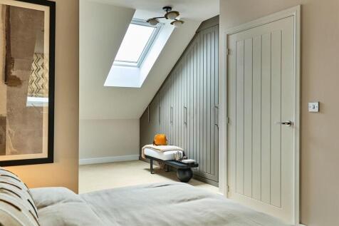 There&#39;s lots of storage space in the designated dressing area