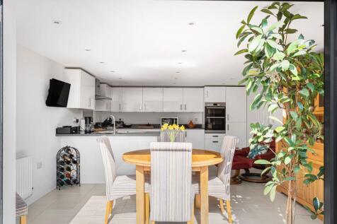 Open plan kitchen/dining room