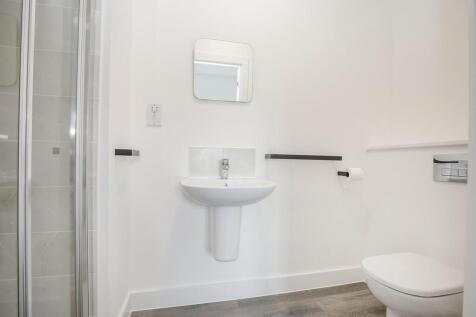 En-suite to Main Bedroom