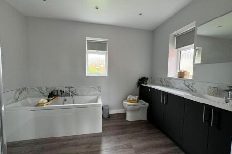 Main Bedroom Ensuite Bathroom