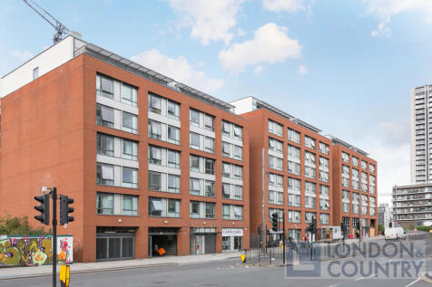 2 bed flat to rent High Street, Stratford E15