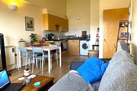 Living room - 92 St peters court .jpeg