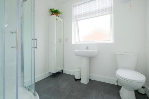 Communal Bathroom shared by 2 rooms.jpeg