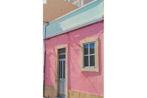 Traditional 2 bedroom city house to restore - Loule