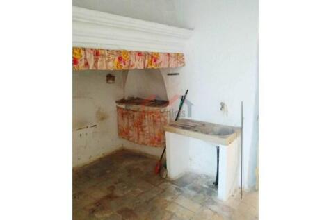 Traditional 2 bedroom city house to restore - Loule