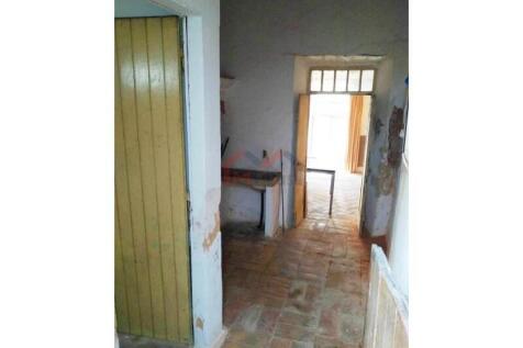 Traditional 2 bedroom city house to restore - Loule