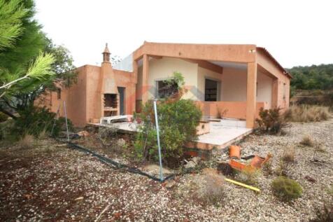 Land with ruin - Santa Barbara de Nexe
