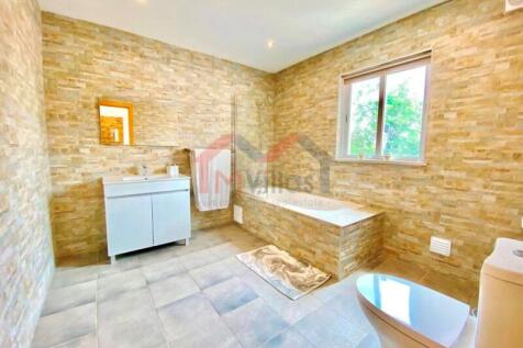 Bathroom 1 - 4 bedroom villa with large plot - Sao Bras de Alportel