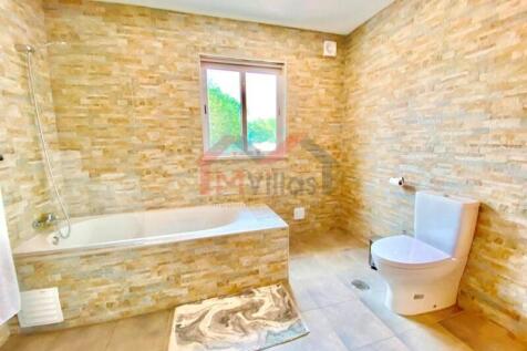 Bathroom 1 - 4 bedroom villa with large plot - Sao Bras de Alportel