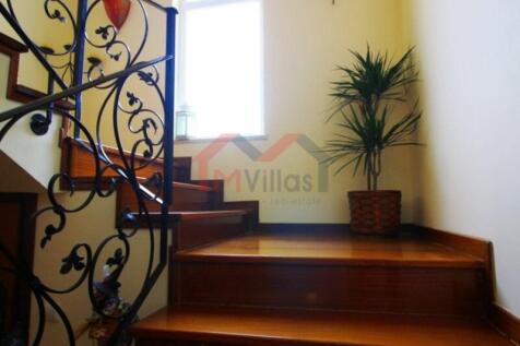 Staircase 2 - 6 bedroom villa with pool and garage - Quarteira