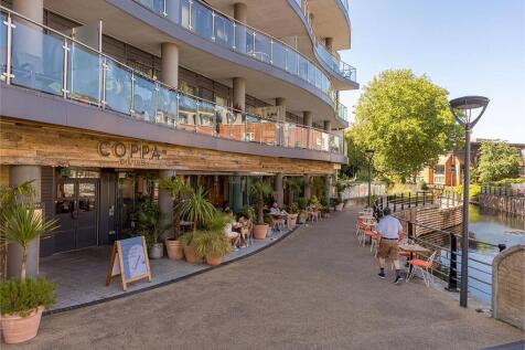 A great selection of shops, bars and restaurants in Maidenhead town centre