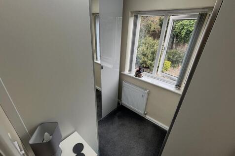 kingsford walk in wardrobe.jpg