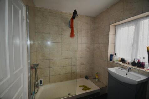 2 howley grange bathroom 1.JPG
