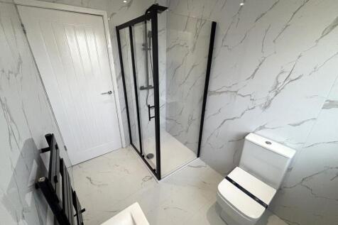 83 ashtree upstairs bathroom 2.jpeg