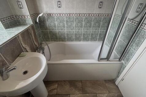 67 macdonalds close bathroom 1.jpeg