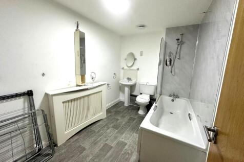 4 park mews bathroom 2.jpeg