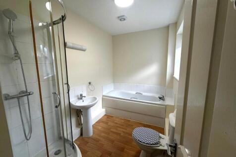 hollyhedge bathroom 1.jpeg