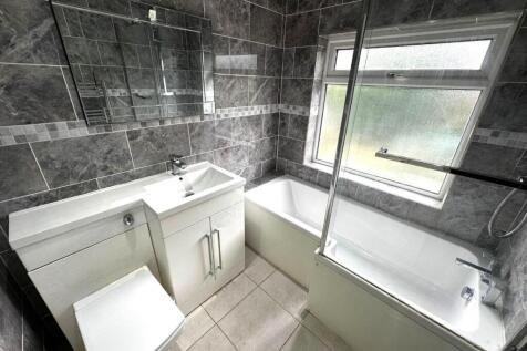 202 carters bathroom 1.jpeg