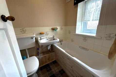 grace road bathroom 1.JPG