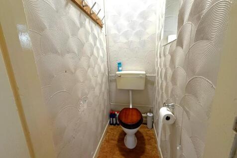 grace road bathroom 2.JPG