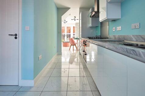 Flow from the kitchen, through into the living space