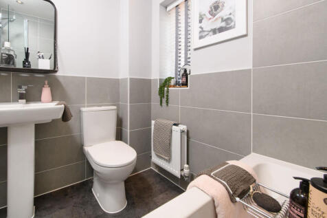 Kingsville 4 bed home bathroom