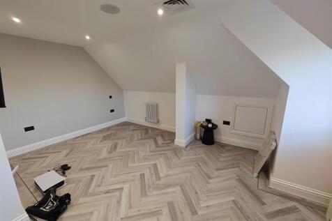 Goldstone Crescent 7  (19).jpg