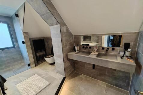 Goldstone Crescent 7  (17).jpg