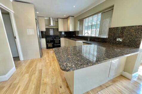 Kitchen 2.jpg