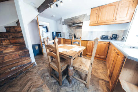 Kitchen 2.jpg